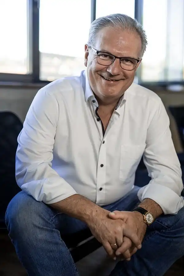 joachim farkas foto von person mit weissem hemd brille und uhr  er ist der geschfätsführer